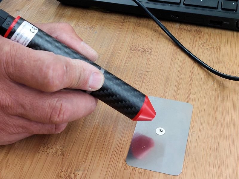El lápiz lector RFID lee los datos de una etiqueta