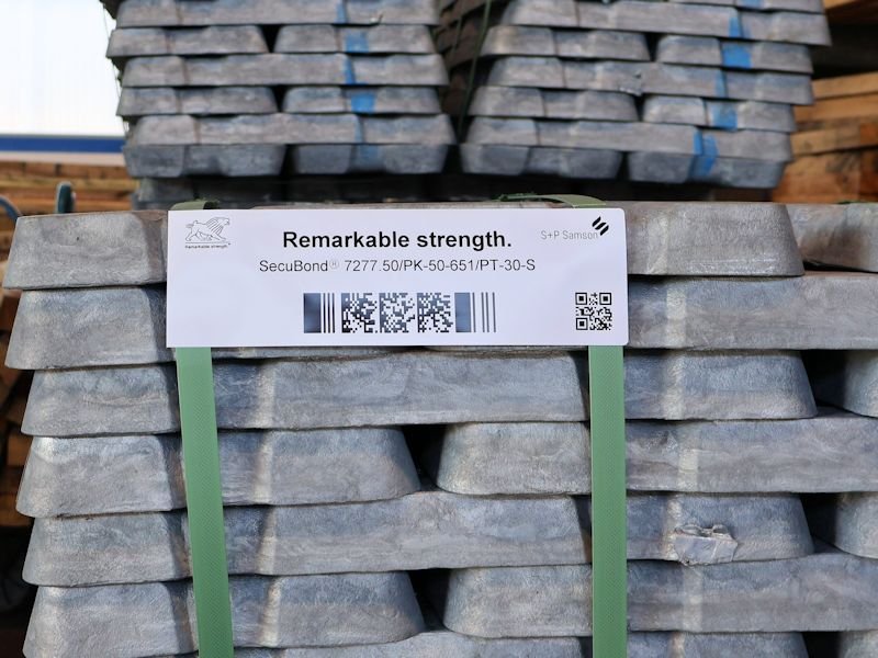 Pallets with aluminium ingots marked with labels