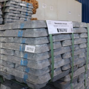 Pallets with aluminium ingots marked with labels